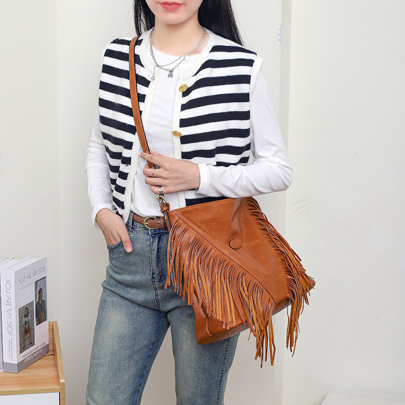 Large Capacity Rivet Shoulder Messenger Large Soft Trendy Bag